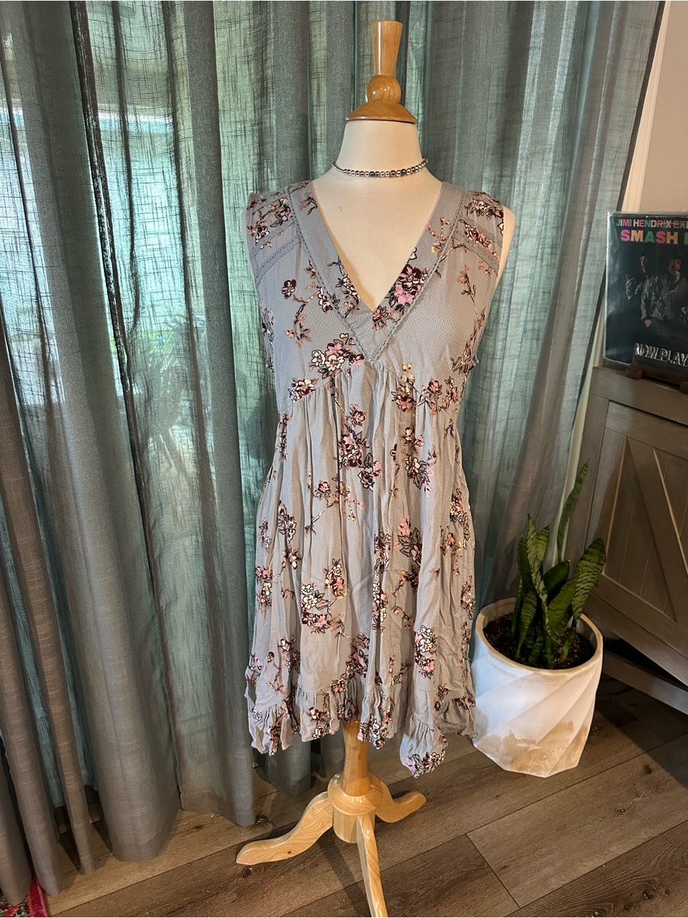 Rewind Gray Floral V-Neck Sleeveless Tunic with Pink Accents